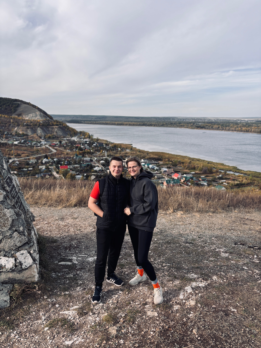 Около креста в память о тех, кто отдал жизнь за веру и Великую Русь
