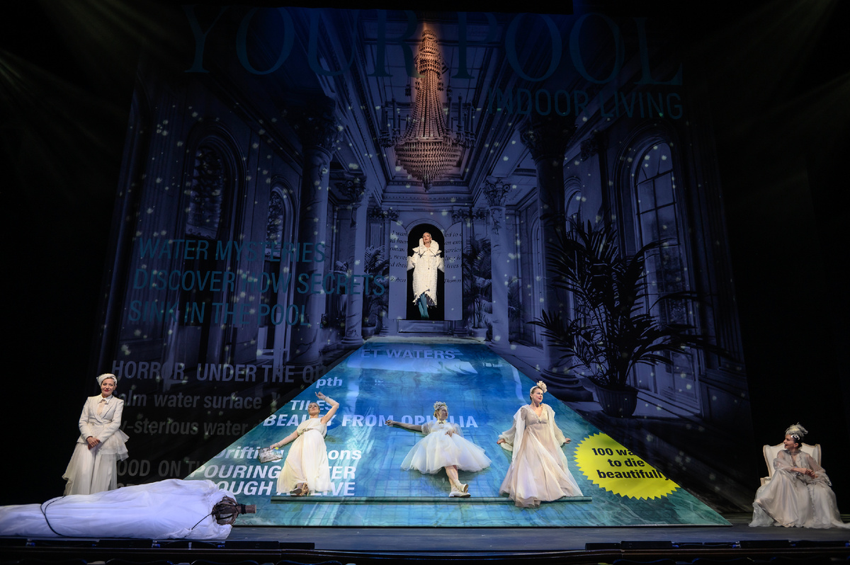 Сцена из спектакля "Восемь разгневанных женщин"