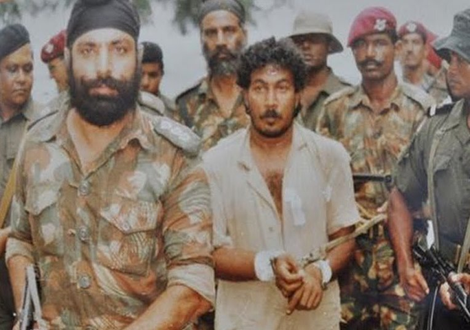 Индийские десантники на Мальдивах конвоируют лидера мятежников Уму Махешварана