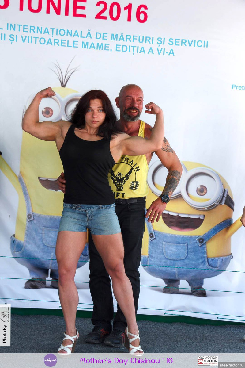 Толя спрятался за Линой )