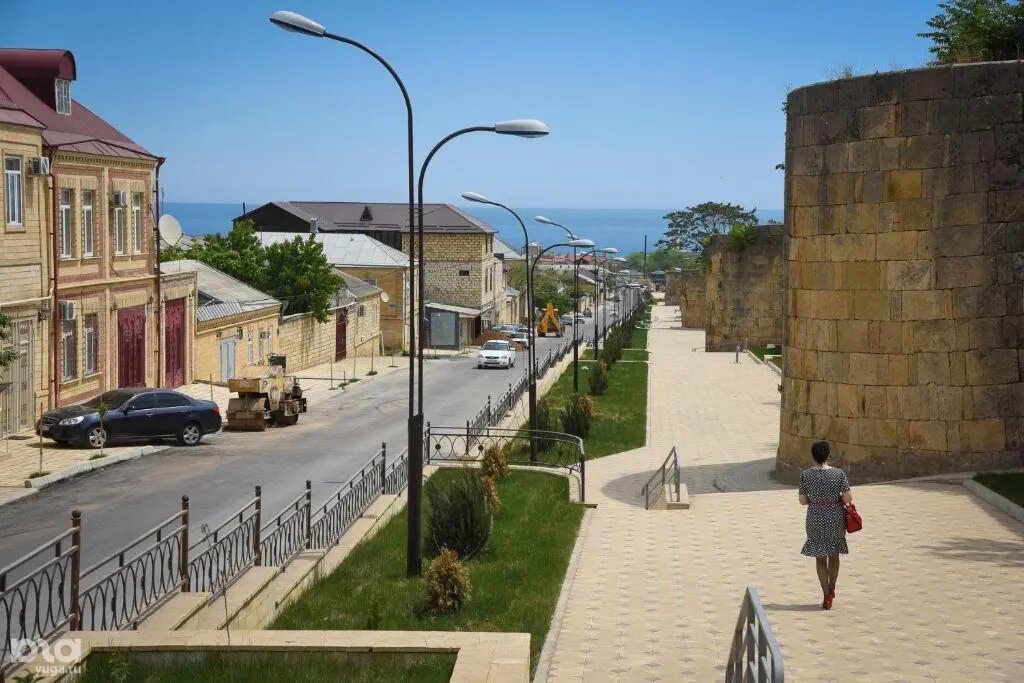 Улица Дербента у крепостной стены с видом на Каспийское море