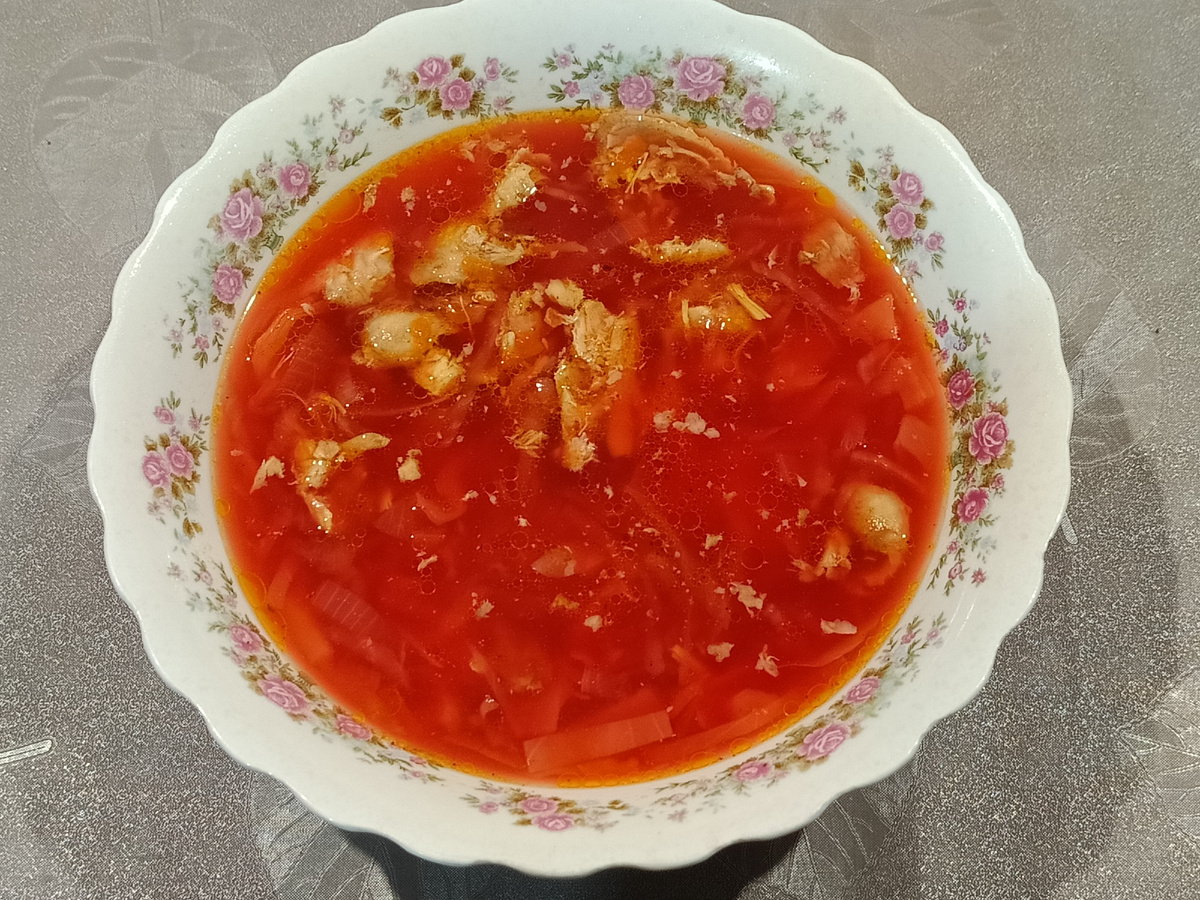 С курицей + сметана и кусочек своего хлеба.