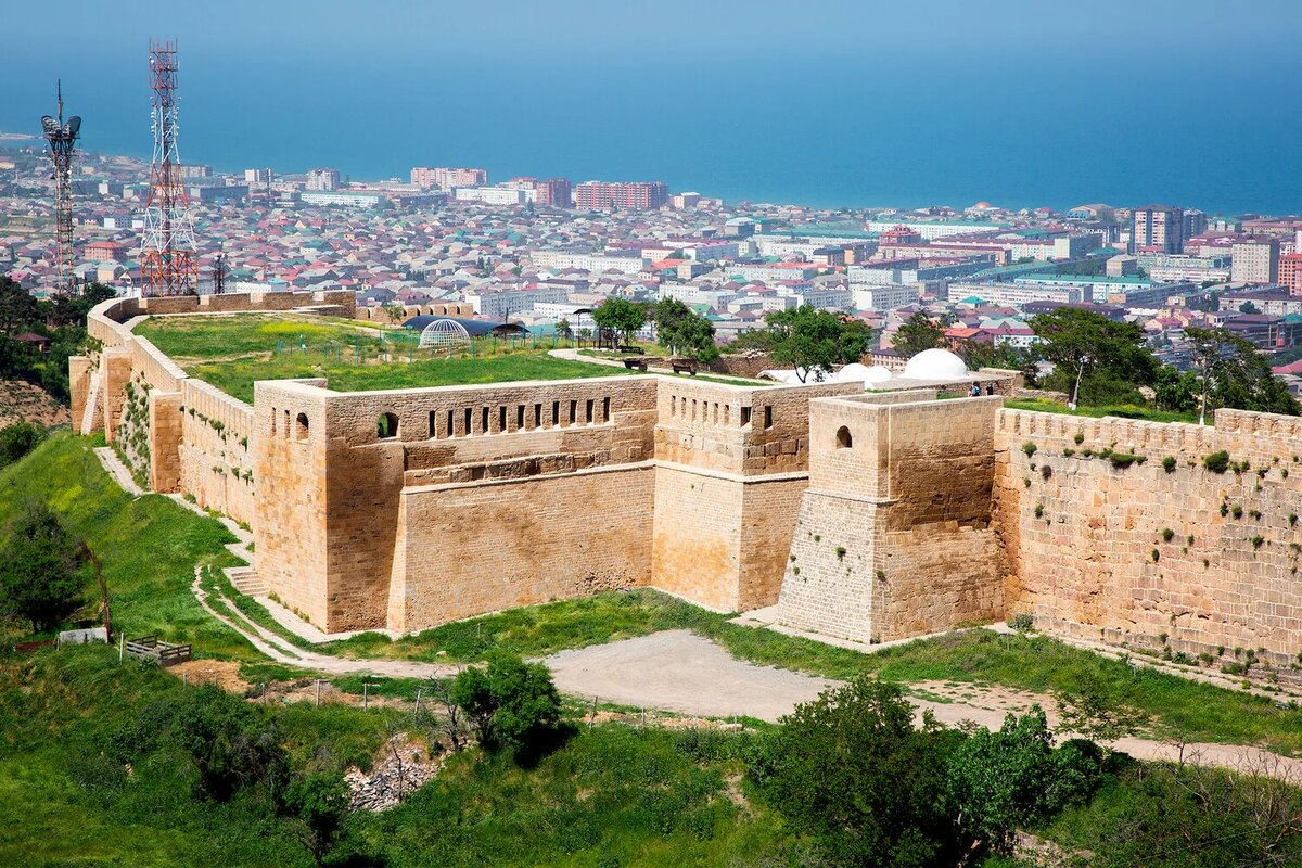 Крепость Нарын-Кала с панорамой Дербента и Каспийского моря