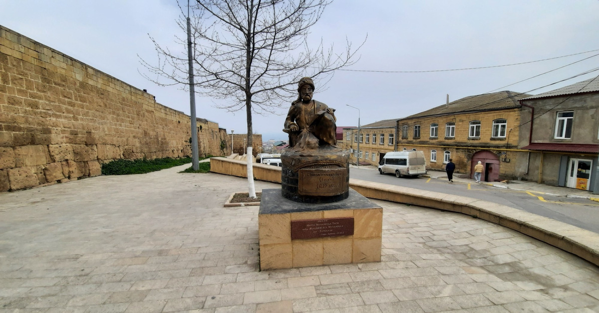 Скульптура у крепостной стены в центре Дербента