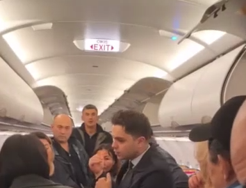 Обстановка на борту раскаляется: фото пассажиров самолета