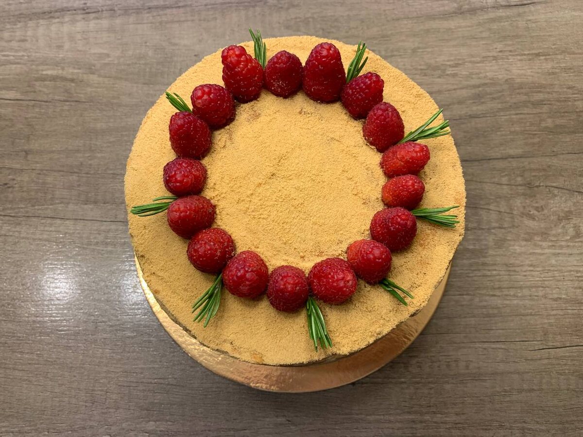 Готовый медовик с малиной