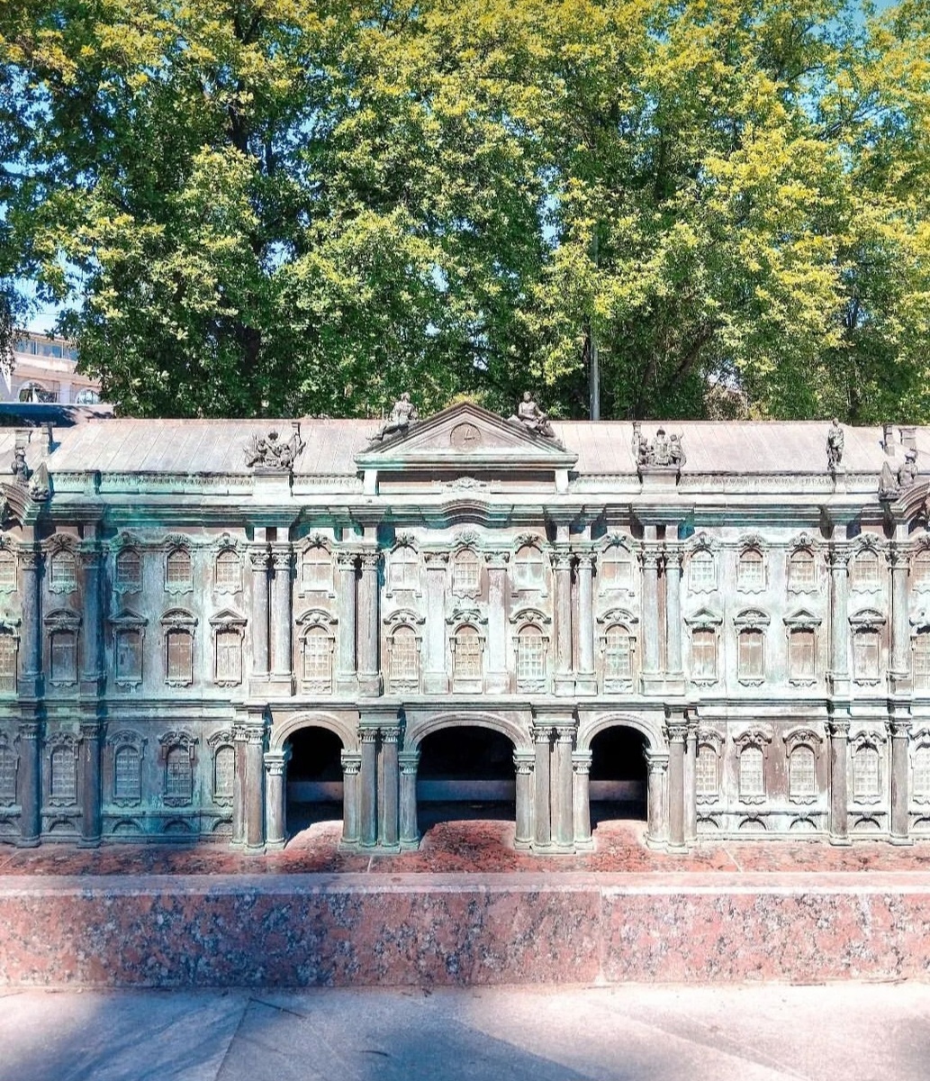 Макет Зимнего дворца и Главного штаба на Дворцовой площади в Санкт-Петербурге