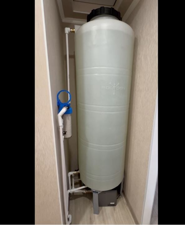 Установили емкость в нишу на подставку и насос