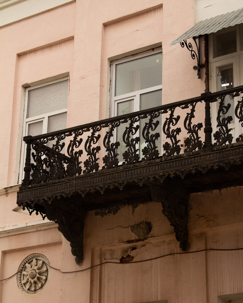 Чугунный балкон. Фасад музея и швейного цеха. Особняк XIX века.