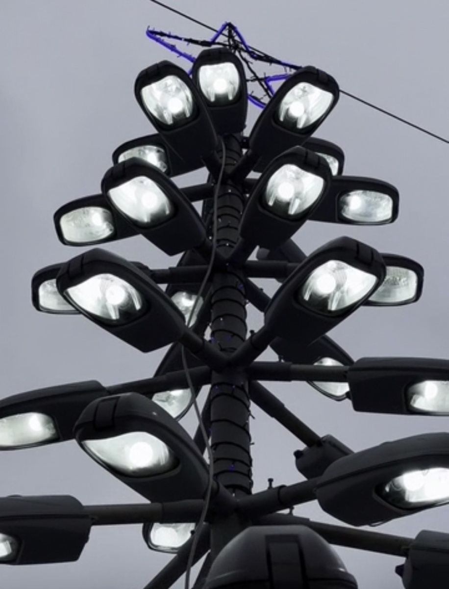    Ёлка из списанных светильников появилась на улице Уфы