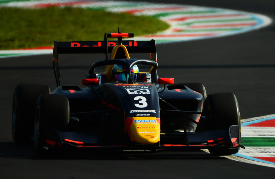 Линдблад впечатлил во время своего дебютного сезона в Формуле‑3, завершив чемпионат на четвёртом месте в общем зачёте