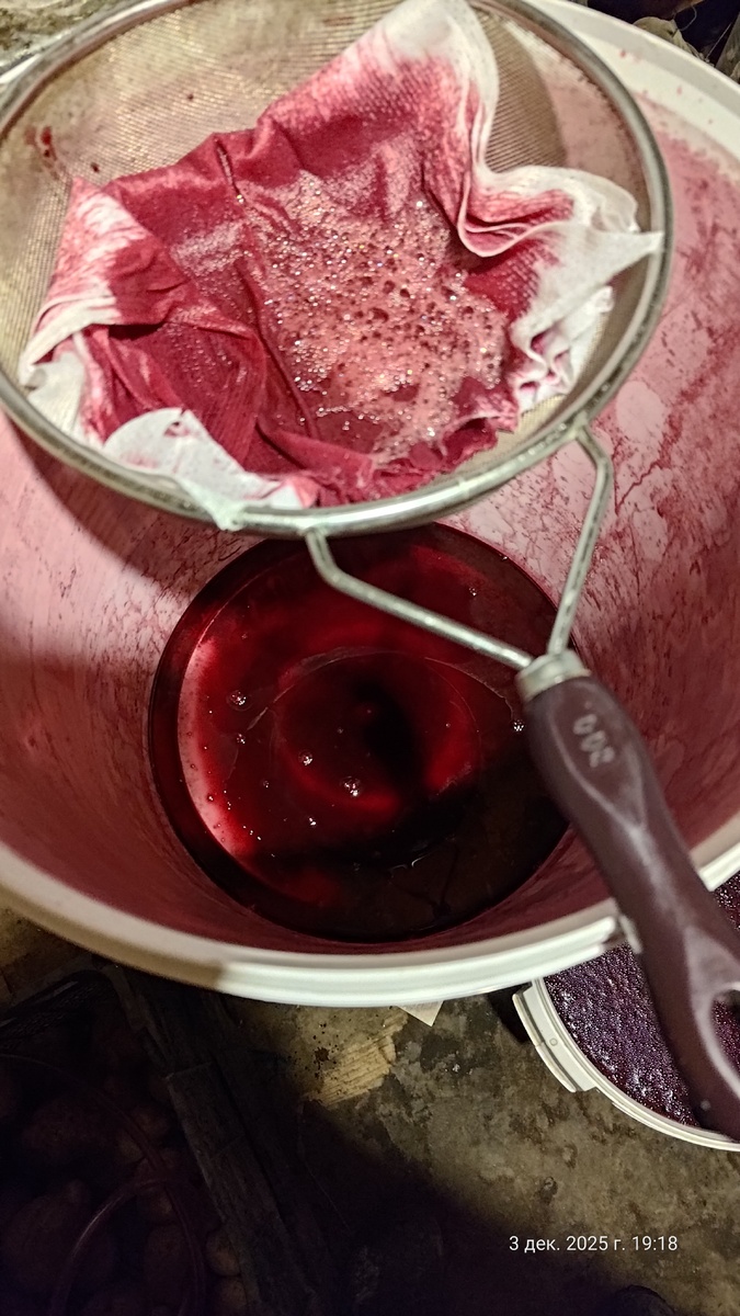 Только-только начал образовываться винный камень.