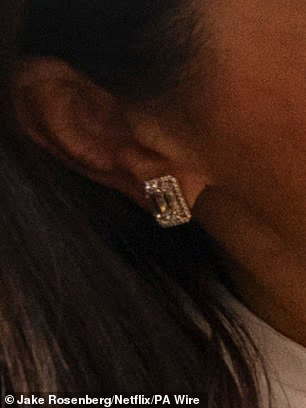 Новая пара серёг Cartier. Фото Netflix