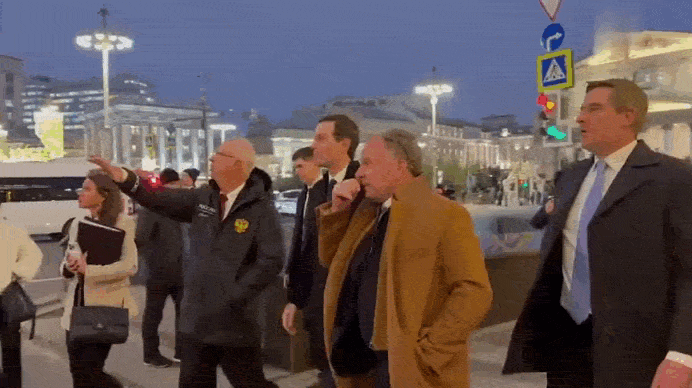    Перед встречей с Владимиром Путиным Стив Уиткофф и Джаред Кушнер прогулялись по центру Москвы. Видео: ТГ-канал @politburodc