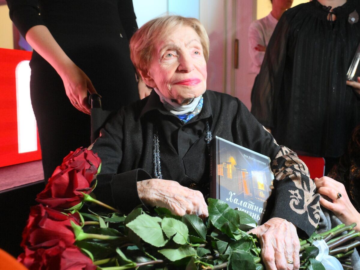    Писательница Зоя Богуславская победившая в номинации "Нон-фикшн" (книга "Халатная жизнь") на XX церемонии награждения национальной литературной премии "Большая книга"© РИА Новости / Илья Питалев