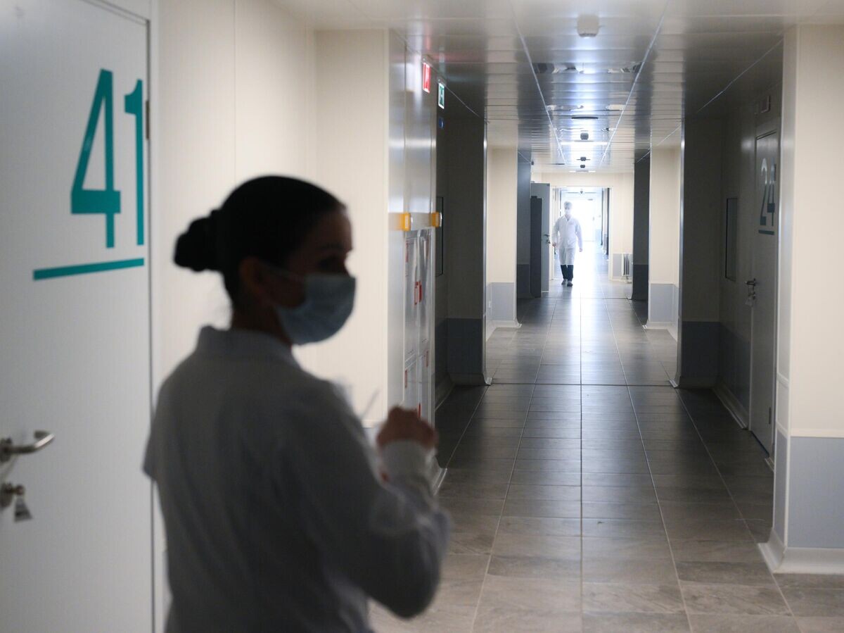    Медицинский работник в больнице© РИА Новости / Александр Кряжев