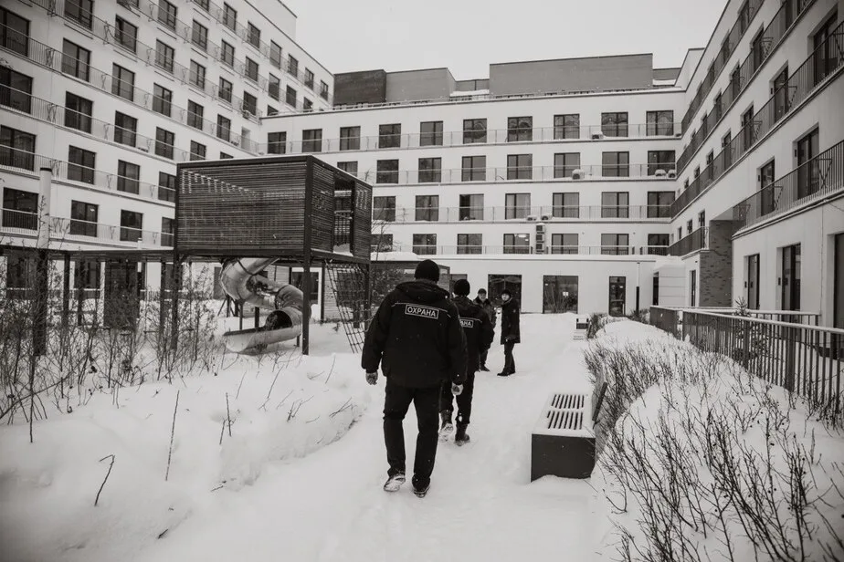 Сотрудники охранного агентства «Зубр» совершают обход территории жилого комплекса