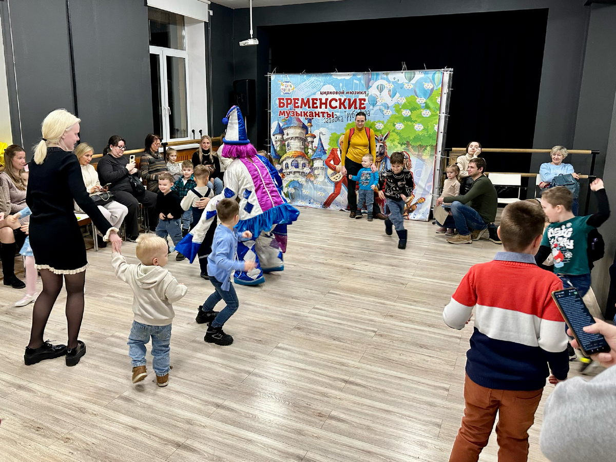 За 40 минут до начала представления — анимация в фойе.