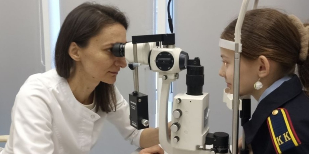 Почему ребёнку при ношении контактных линз необходимы повторные визиты к офтальмологу