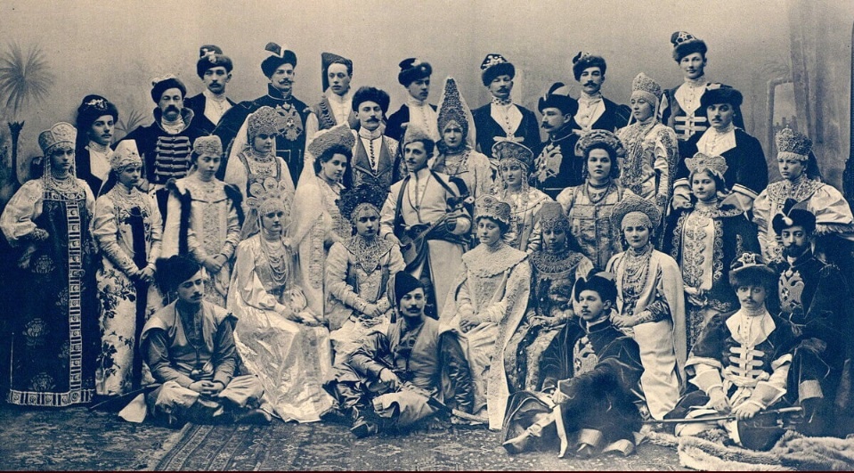 Портреты участников костюмированного бала 1903 года. Группа танцевавших во время бала «русскую». Фото: Фридрих Людвиг Германович Шрадер