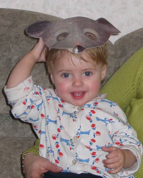 2005 год. Старшая внучка, который нынче 22 года, с маской мышки. Фото автора