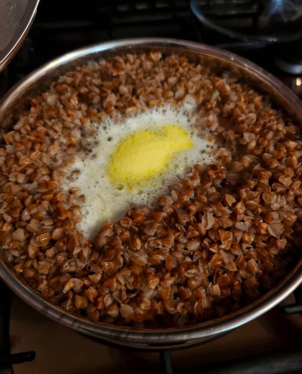 Для вкуснющей гречневой каши не жалейте настоящего сливочного масла!