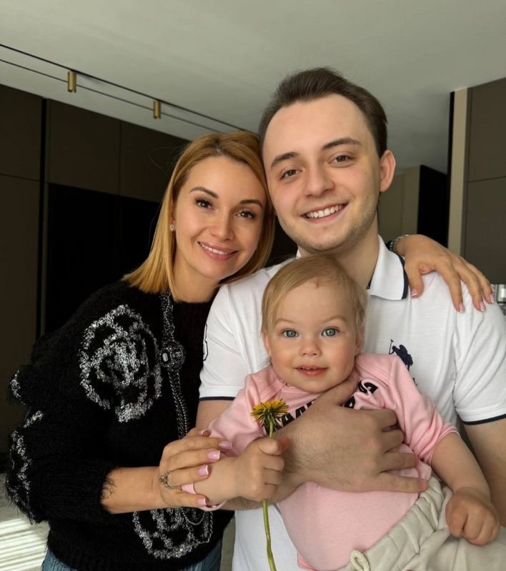   Ольга вместе с сыном Артемом и дочкой Аней. Фото из соцсетей