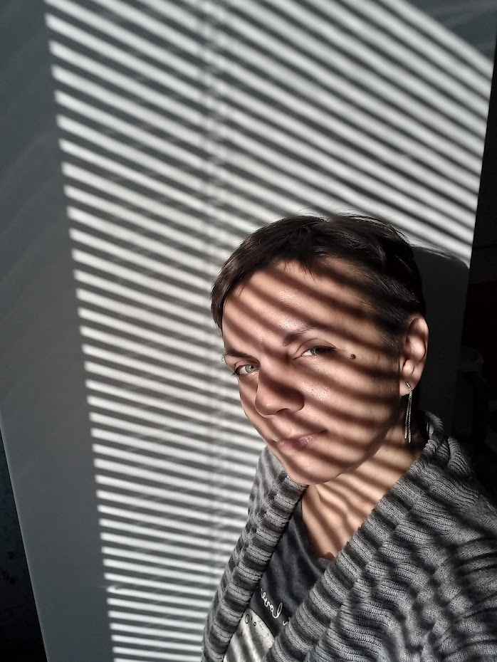 Это у нас были встроенные в рамы жалюзи. Я через год после покупки квартиры на кухне