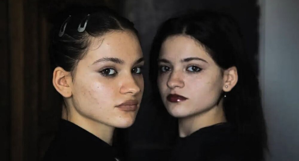 Близняшек разлучили после рождения и незаконно удочерили. Лишь спустя 19 лет они встретились