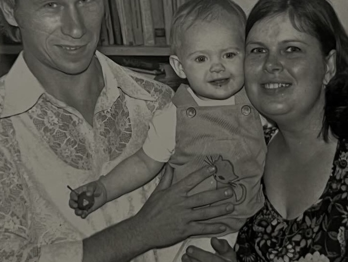 Челябинск встретил зимним настроением-идет снег, очень свежо и светло)