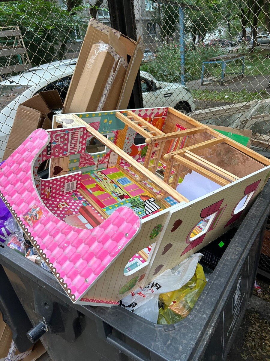 кукольный дом на помойке