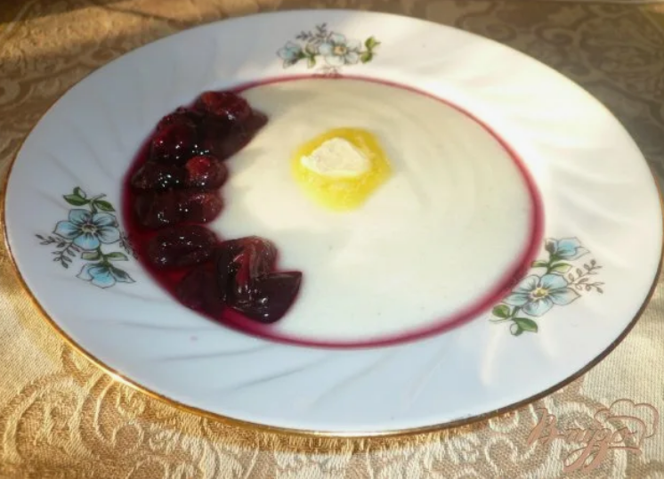 Манная каша с вареньем и маслом