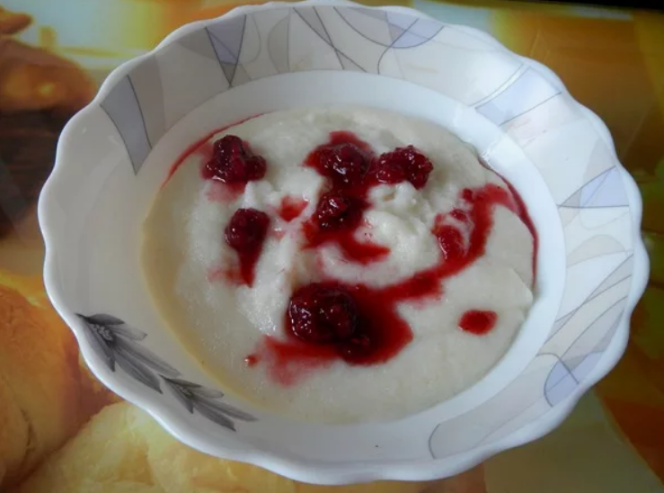 Манная каша с вареньем и маслом