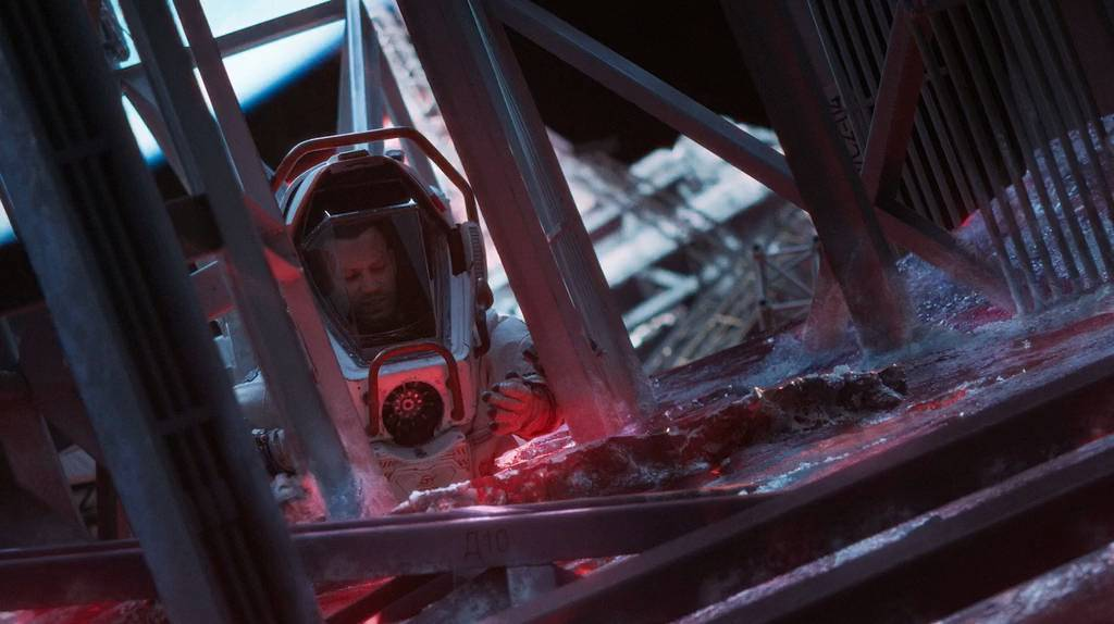 Отброшенный ударом космонавт застрял к элементах конструкции терпящей бездствие электростанции. (с) Кадр из фильма