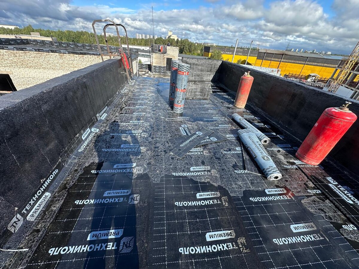 Общестроительные работы под ключ: возведение жилых и нежилых зданий, монтаж металлоконструкций, установка сэндвич-панелей, монтаж трубопроводов и ограждений.