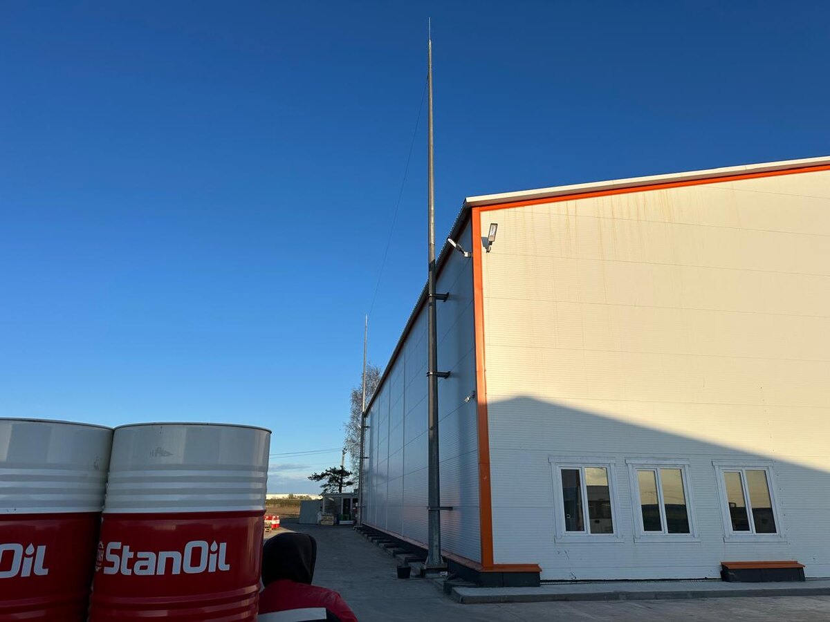 Общестроительные работы под ключ: возведение жилых и нежилых зданий, монтаж металлоконструкций, установка сэндвич-панелей, монтаж трубопроводов и ограждений.