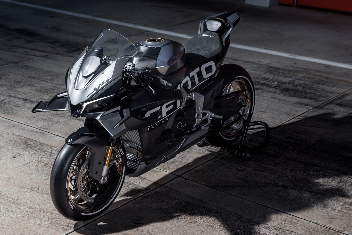 CFMoto представила в Милане потрясающий прототип супербайка V4 с адаптивным аэродинамическим обвесом.