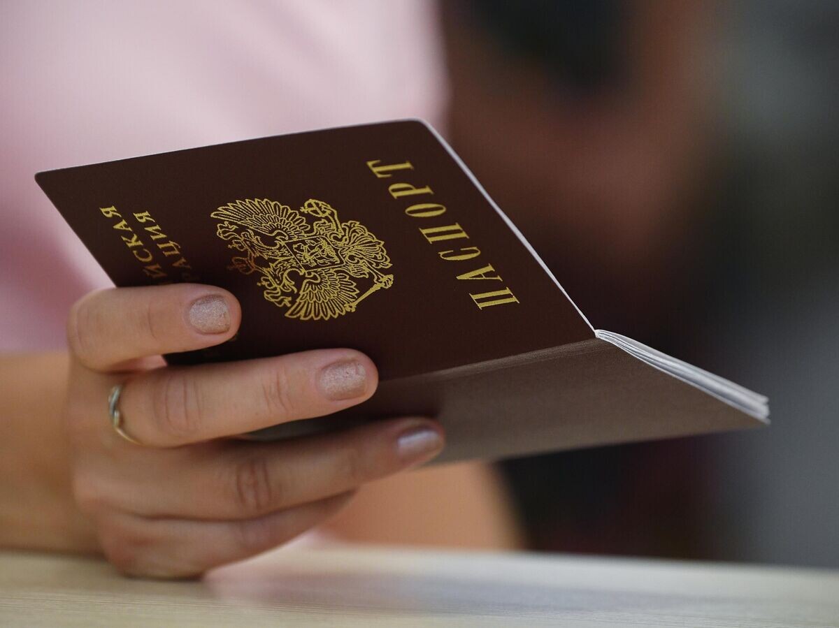    Российский паспорт в руке девушки© РИА Новости