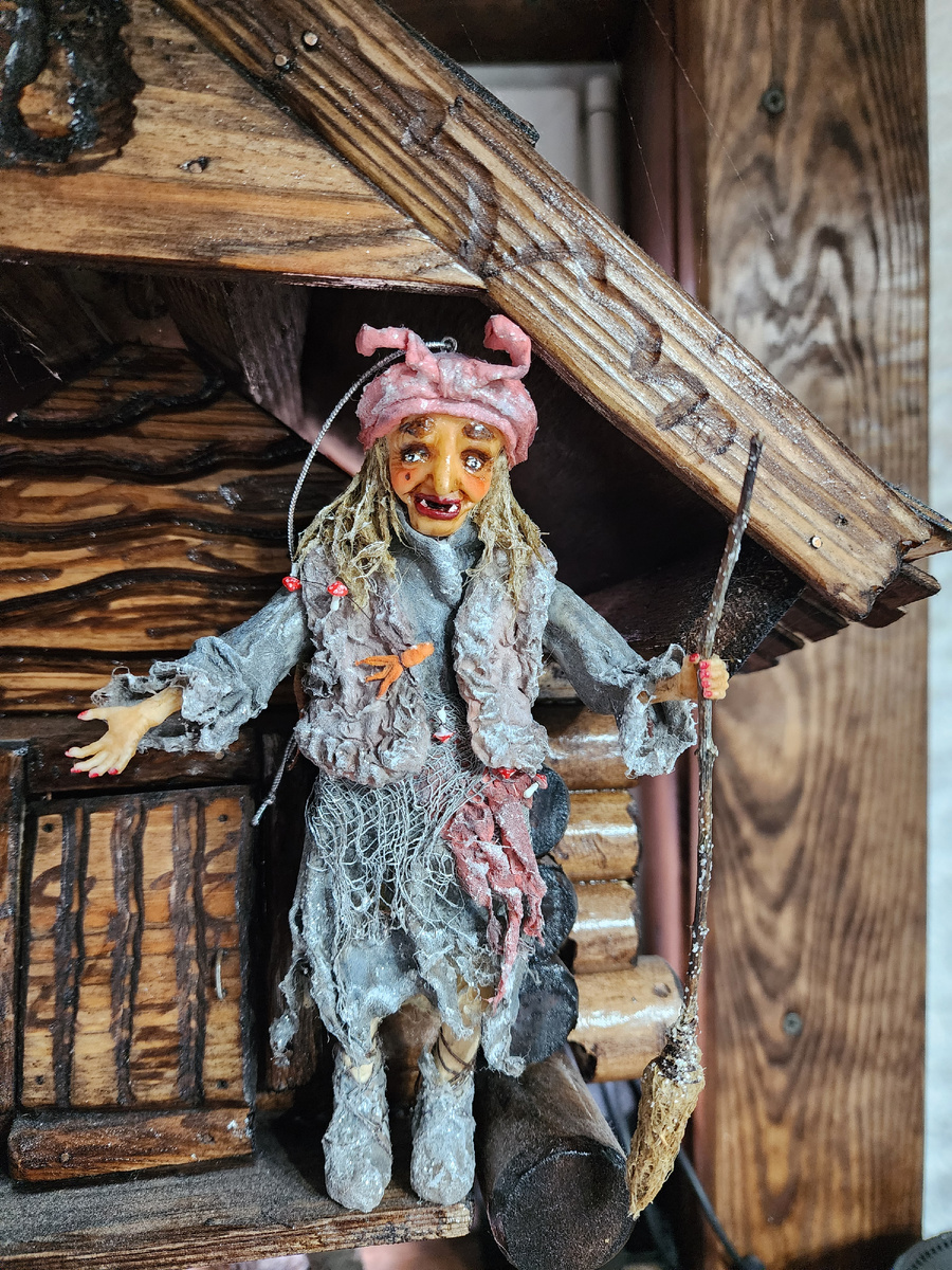 И нашла свое место у моей Избушки на курьих ножках. Пока так, а дальше я сделаю такую же, но сидячую на ступеньке с гармонью. Ручки и личико я уже нашла на маркетплейсе - точь-в-точь.