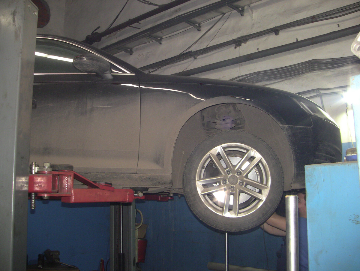 Сергей как раз демонтирует рулевую рейку.