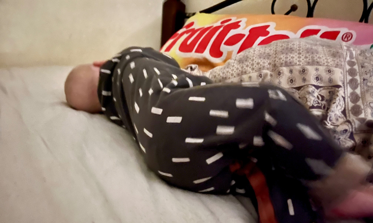 Уже почти спит. А я всё пишу. Кстати! Стульчик для кормления уже приехал на ПВЗ. Получу - сфоткаю обязательно. Не хочу б/у, хоть в чатах есть хорошие варианты.