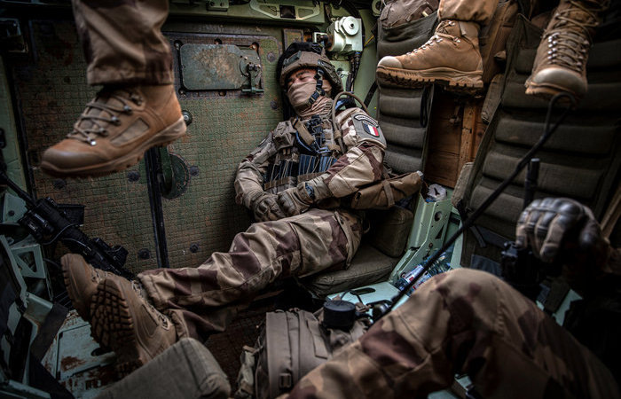 Пока не выслужишь контракт - уйти нельзя.