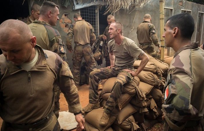 В легионе есть самые разные люди, а история сама легиона полна скользких моментов. Но мазать чёрной краской всё-таки не стоит. Как, впрочем, и розовой.