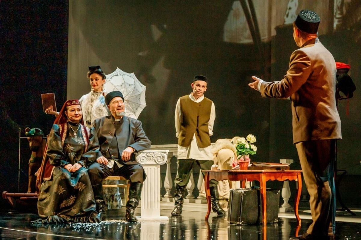    Второй состав: Нажия (Марьям Юсупова), Мотыгулла (Асхат Хисматов) и Зубаржат (Райхан Габдуллина). предоставлено пресс-службой театра Камала