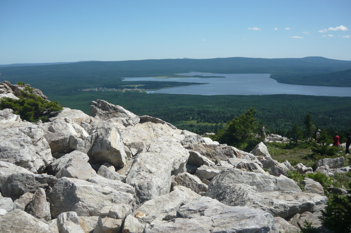 Общая площадь национального парка "Зюраткуль" 88 249 га, протяжённость с севера на юг — 49 км, протяжённость с запада на восток — 28 км