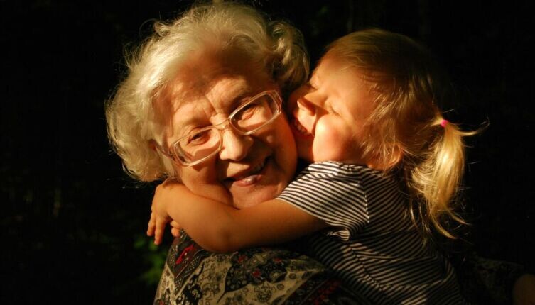    Почему люди обнимаются? Фото: Ekaterina Shakharova on Unsplash