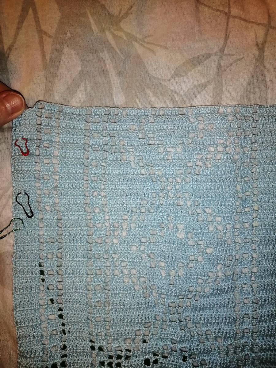 Салфетка-дорожка с ромбами в технике филейное вязание.