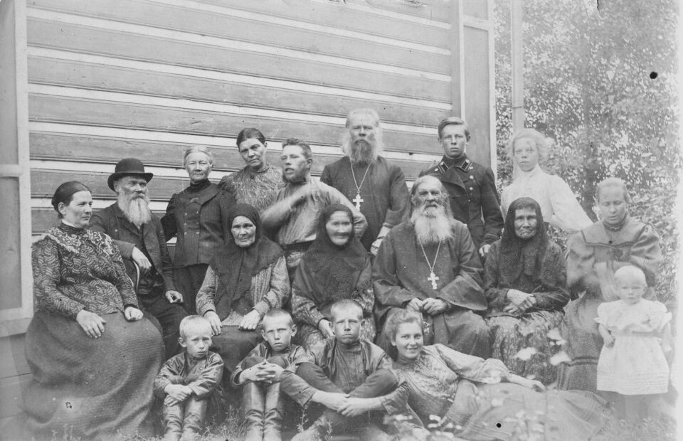    Порфирий Казанский с родственниками. Источник: goskatalog.ru, архив АГКМ