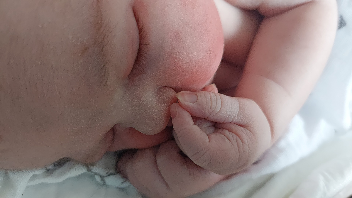 Катюше три часа))) спокойно спит, пока я привожу себя и комнату в порядок после родов.