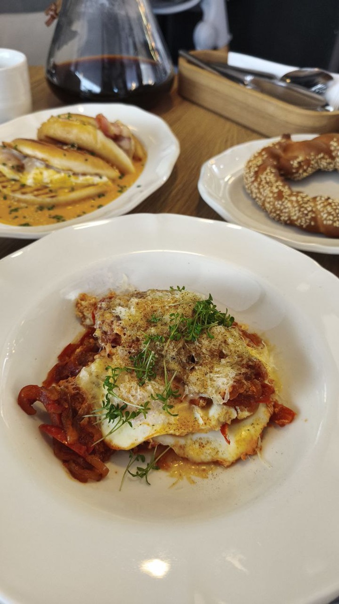 Шакшука с пармезаном и булочкой симит